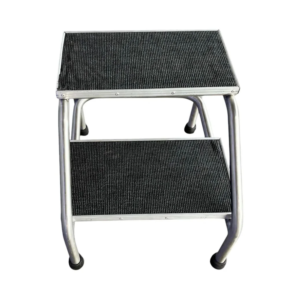 Banqueta de 2 peldaños para equipamiento complementario de consultorios, clínicas y hospitales